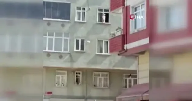 Esenler de pencereye çıkan bebek yürekleri ağza getirdi