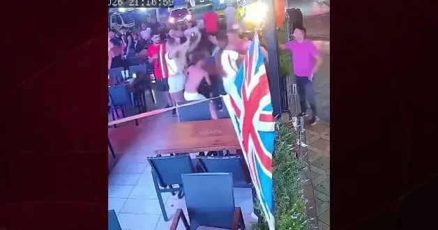 Çocuklarını böyle yere savurdu! Marmaris te İngilizin yaşattığı kabus kamerada
