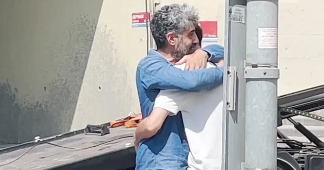 Sarı ışıkta hızlanan araç ortalığı savaş alanına çevirdi: Gözyaşlarına boğulan genç sürücüyü babası böyle teselli etti VİDEO İZLE
