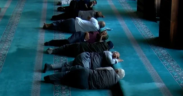 Diyarbakır da 40 derece sıcaktan bunalanlar camilerde uyudu VİDEO İZLE