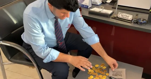 Helal süt emmiş muavinden insanlık dersi: Otobüste bulduğu 4,5 milyon TL lik altın ve çeki sahibine teslim etti VİDEO İZLE