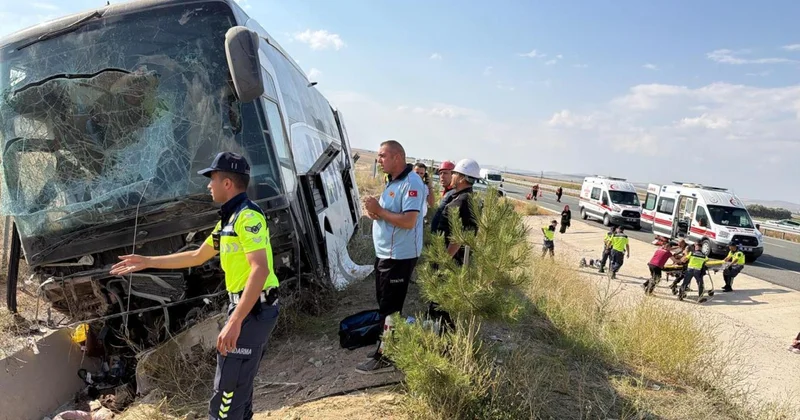 Niğde Ankara otobanında yolcu otobüsü yoldan çıktı