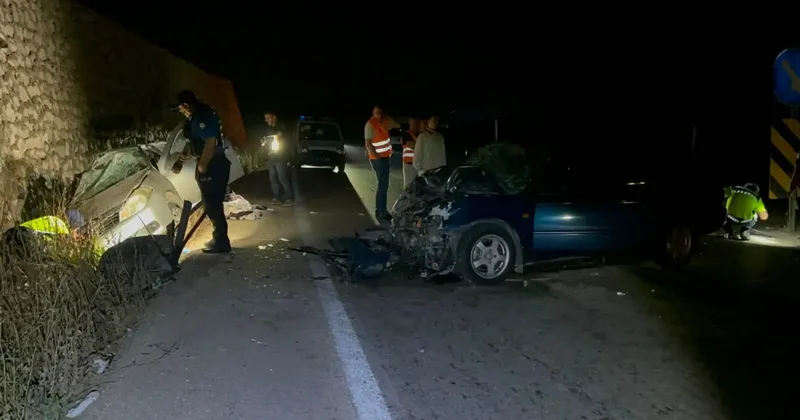 Feci kaza: iki otomobil kafa kafaya çarpıştı: Anne ve kızı öldü, 2 si jandarma 5 yaralı