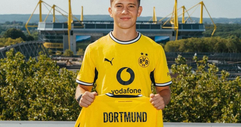 Dortmund dan 18 yaşındaki yıldıza servet! Çuval çuval para verip formayı giydirdiler