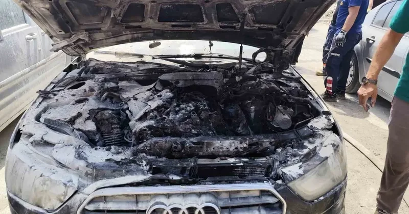 Van’da park halindeki otomobilin motoru yandı