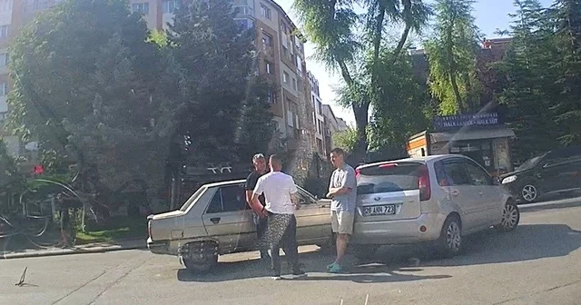 Sokaktan caddeye çıkan otomobil seyir halindeki diğer otomobil ile çarpıştı Eskişehir Haberleri Habertürk Yerel Haberler