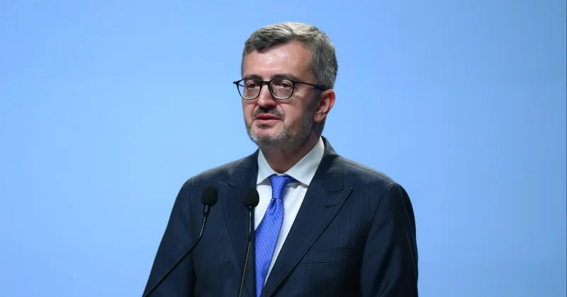 Burhanettin Duran: Cumhurbaşkanımızı diktatörlüklerle aynı zeminde değerlendirmek çarpık bir anlayışın tezahürüdür