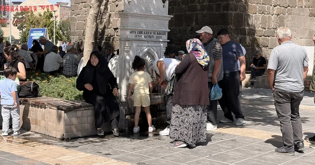 Kayseri de termometreler 34 dereceyi gösterdi Sıcaktan bunalan vatandaşlar gölgede dinlendi Kayseri Haberleri Habertürk Yerel Haberler