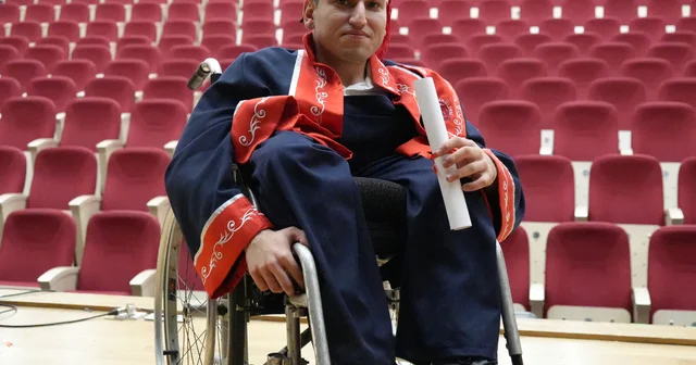 Babasının her gün okula götürüp getirdiği fiziksel engelli Abdullah, mezun oldu Kayseri Haberleri Habertürk Yerel Haberler