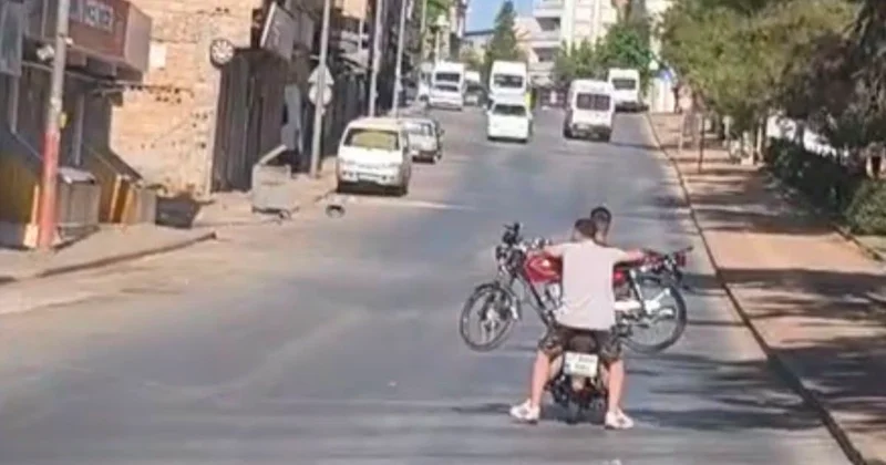 Pes dedirten görüntü! hem trafiği hem hayatlarını tehlikeye attılar