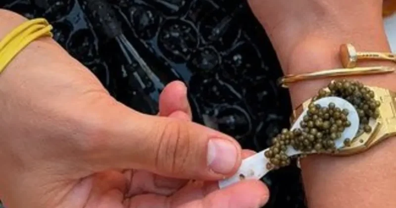 Lüks saatte havyar akımı gündem oldu! Sosyal medya bu görüntüleri konuşuyor...