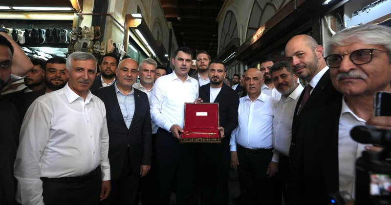 Kapalıçarşı esnafı çarşının sembolik anahtarını Murat Kurum a hediye etti