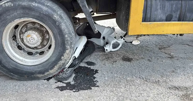 Motosiklet vincin altında kaldı, sürücü son anda kurtuldu