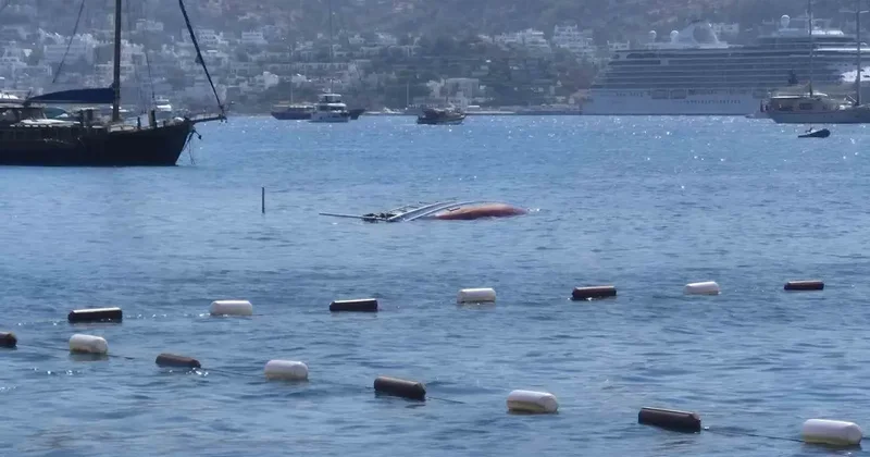 Yelkenli tekne sulara gömüldü
