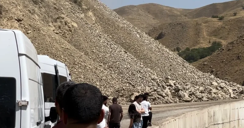 Yüksekova Van karayoluna kaya düştü