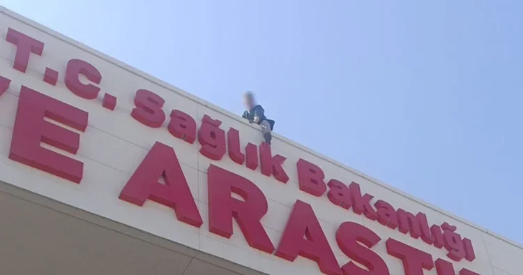 Hatay da ilginç ikna yöntemi! Çatıdaki şahsı Karpuz keselim gel diyerek indirdiler