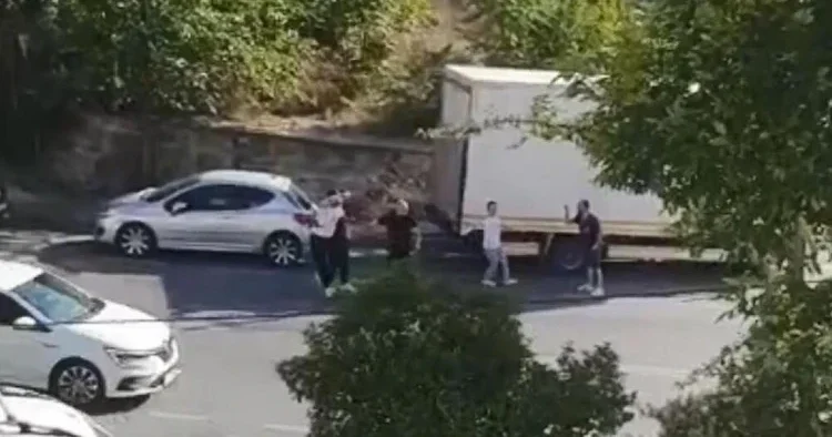 İstanbul da kaydedildi: Soda şişesi ile ablasına kabusu yaşattı