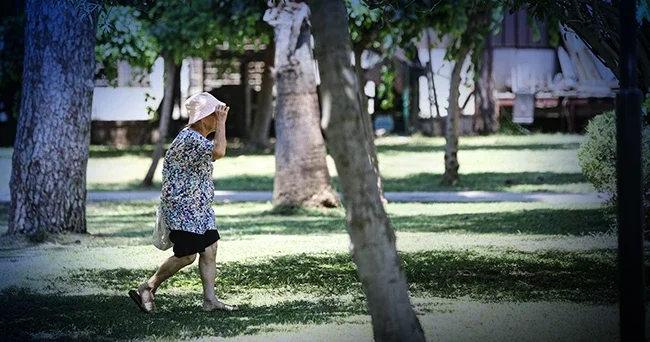 Nem oranı yüzde 63 e çıktı: Birçok meydan, cadde ve park boş kaldı