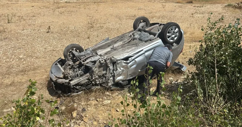 Karşı yöne geçen otomobil, kamyona çarpıştı: Yaralılar var