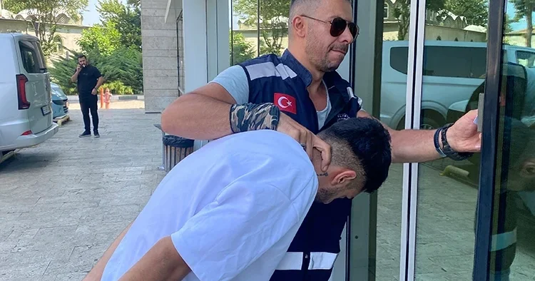 Yemek kepçesi ile dehşet: Genç kızın kollarını yaptı