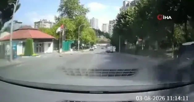 Başakşehir de yokuşta kaymaya başlayan aracı elleriyle durdurdu!