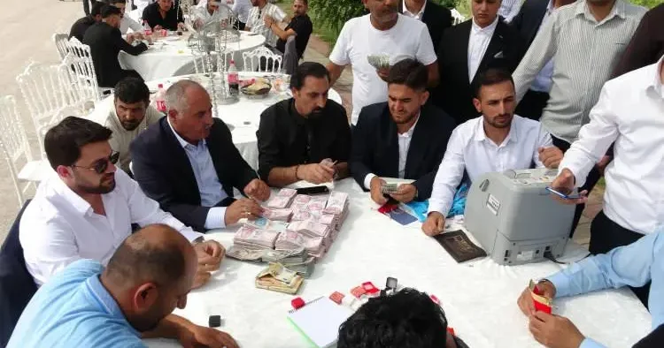 Düğüne para sayma makinesi kuruldu! Damada 20 milyon TL, geline ise kilolarca altın takıldı