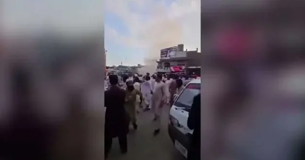 Pakistan da polis karakolu önündeki patlamada 14 kişi hayatını kaybetti