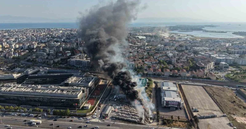 Tuzla’da otluk alanda çıkan yangın teknelere sıçradı: Alevler dron ile görüntülendi