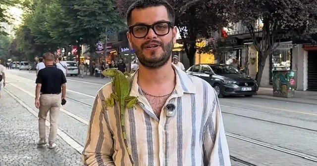 Sokakta iguana gören çocuklar yanına koştu Evcil iguanasıyla sokağa çıktı, görenler dönüp bir daha baktı Eskişehir Haberleri Habertürk Yerel Haberler