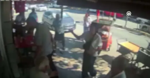 Bayrampaşa da laf atma kavgası kanlı bitti: Araya giren esnaf canından oldu