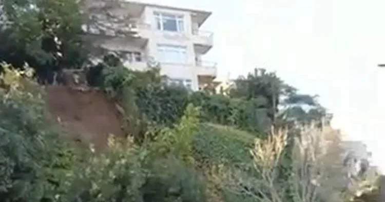 Büyükçekmece de toprak kayması! Arama çalışması başlatıldı