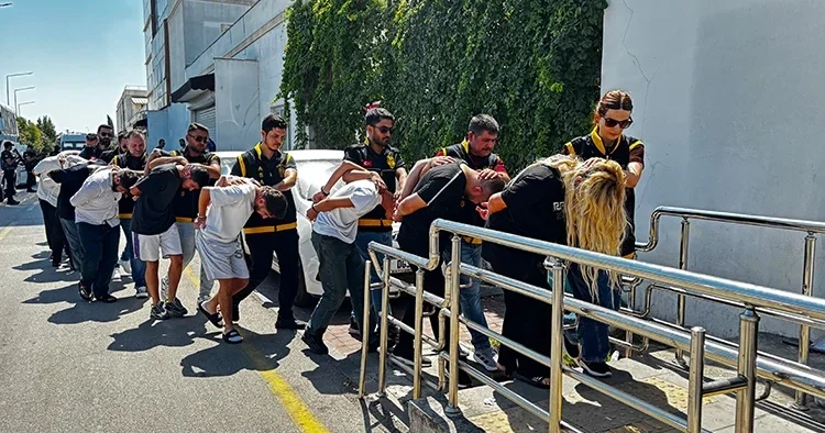 Adana daki sokak cinayetinde 13 tutuklama: Reyhan kıskançlık nedeniyle öldürülmüş