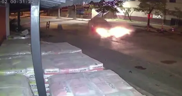 Kazı çalışmasını görmedi: Otomobilin çukura saplandığı anlar kameraya yansıdı