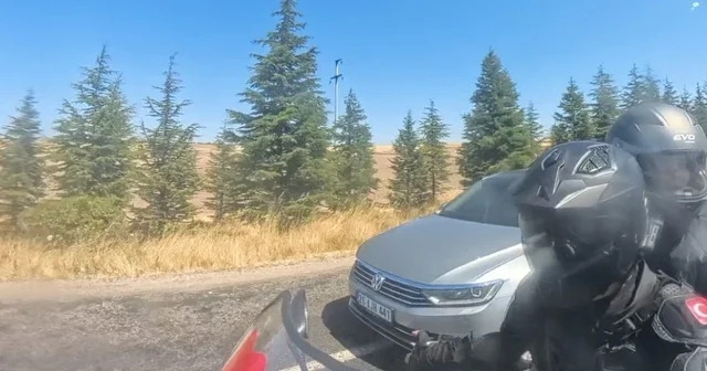 Otomobilin motosikleti sağından tehlikeli geçişi kask kamerasına yansıdı Eskişehir Haberleri Habertürk Yerel Haberler