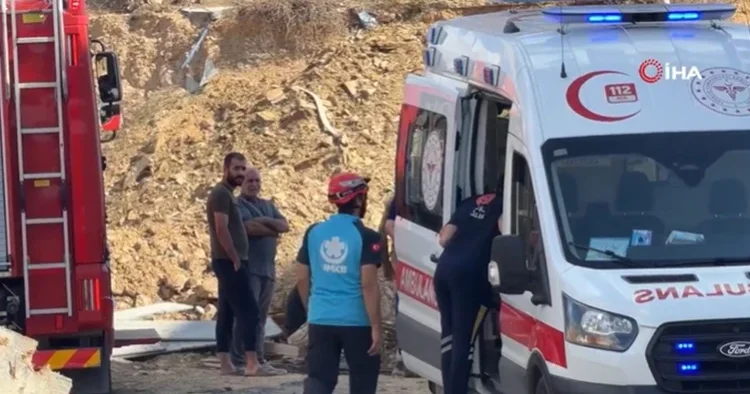 Başakşehir de inşaatta toprak kayması: 2 işçi kurtarıldı, 1 işçi aranıyor