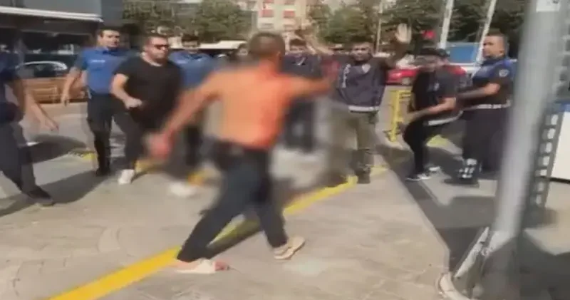 Esenler’de kendini yaralayıp bıçakla polislerin üzerine yürüyen şüpheli kamerada