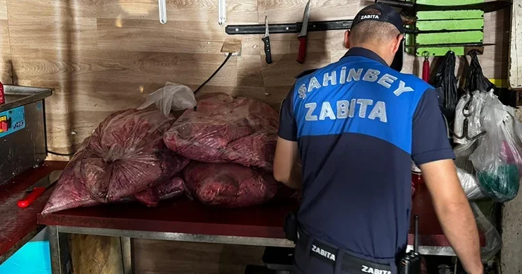 Zabıta denetiminde ortaya çıktı Çöpe atmaları gerekirken vatandaşa yedireceklerdi: Hepsi imha edildi