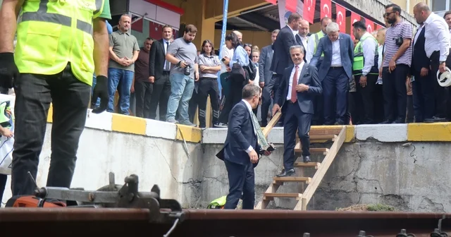 Şehir tarihini değiştirecek proje: Raylar yerin altına iniyor Sakarya da rayları yer altına alacak projede ilk ray kesildi Başkan Yusuf Alemdar: Modern ve güvenilir hale getirmek için yerin altına alıyoruz Sakarya Haberleri Habertürk Yerel Haberler
