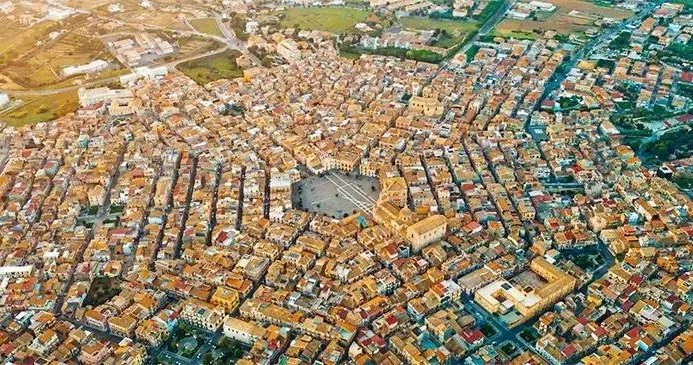 İtalya daki bu şehrin sırrı havadan bakınca ortaya çıkıyor! Meğer felaket sonrası inşa edilmiş