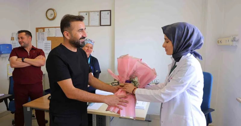 Kalbi İki Kez Durdu, Doktoruna Çiçekle Teşekkür Etti