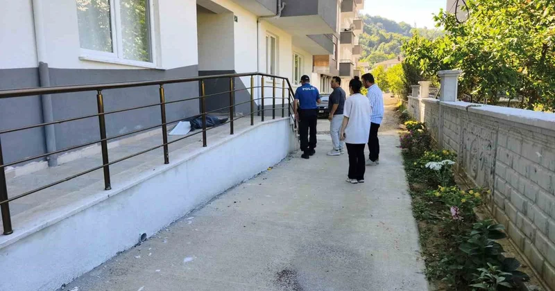 Silah seslerini duyan mahalleli polisi aradı: Polisler karşılarında sokak köpeğini vurulmuş halde buldu