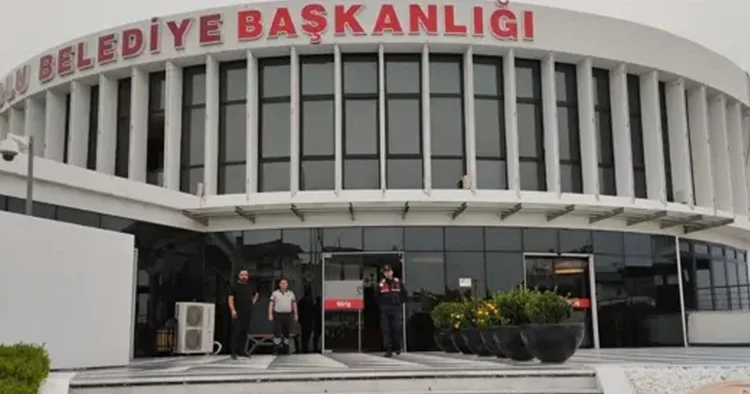 Bolu Belediyesi ndeki operasyonda 7 şüpheli adliyede