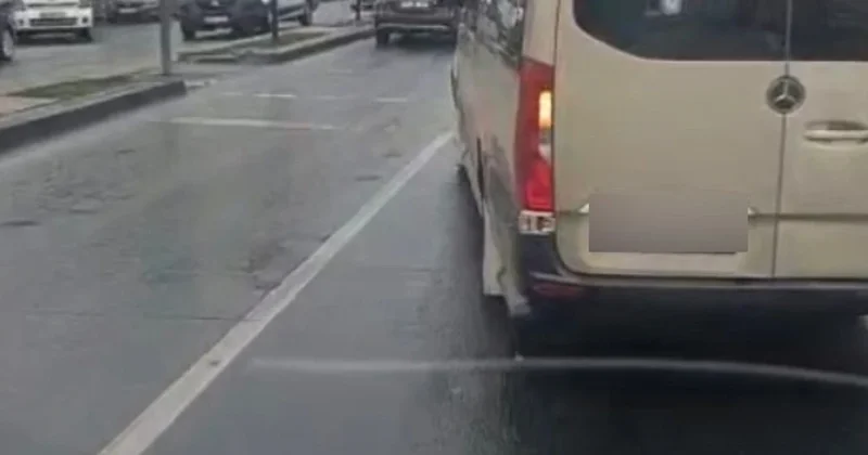 Esenyurt’ta tehlikeli inatlaşma! İETT nin önünü kesen dolmuşçuya yolculardan tepki