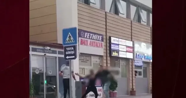 Gürültü kavgasında birbirlerine tekme tokat saldırdılar