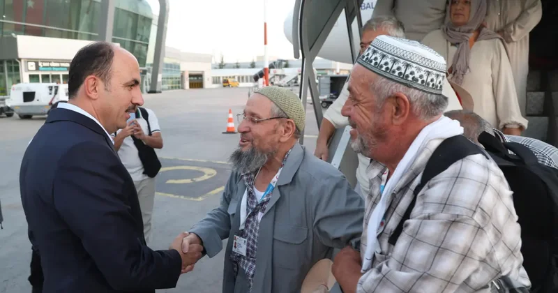 Vefa umresi ilk kafilesi döndü: Başkan Altay karşıladı
