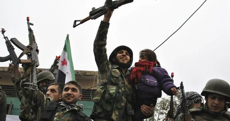 Suriye ordusu terör örgütü YPG nin silahlarını teslim almaya başladı