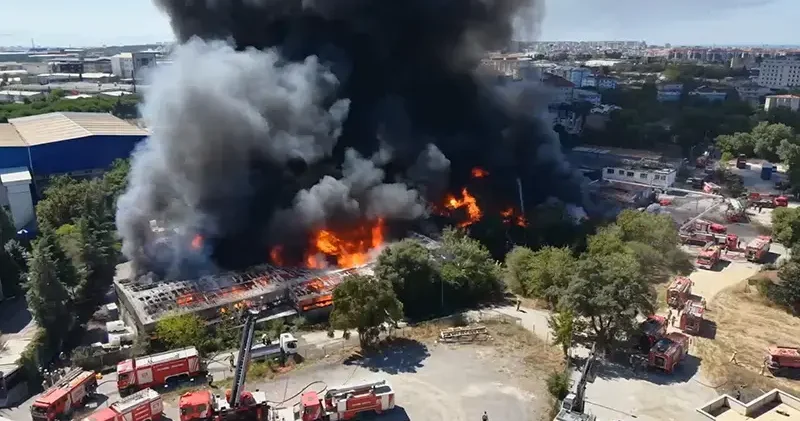 Tuzla da kimyasal maddelerin bulunduğu depo alev alev yandı