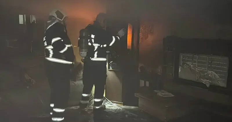 5 katlı apartmanın 3 üncü katında yangın çıktı; 2 kişi dumandan etkilendi