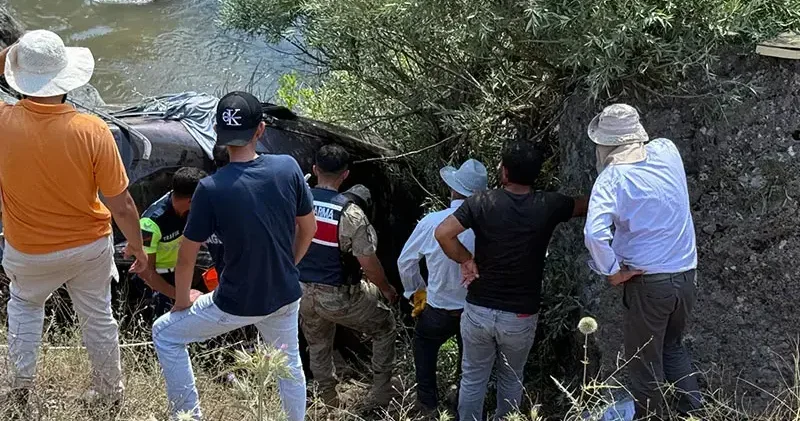 Bingöl’de otomobil dere yatağına devrildi: 1 ölü, 4 yaralı