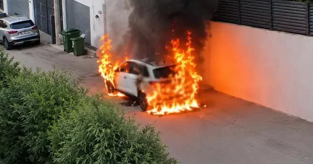 Bursa da park halindeki elektrikli araç bir anda alev alev yandı!